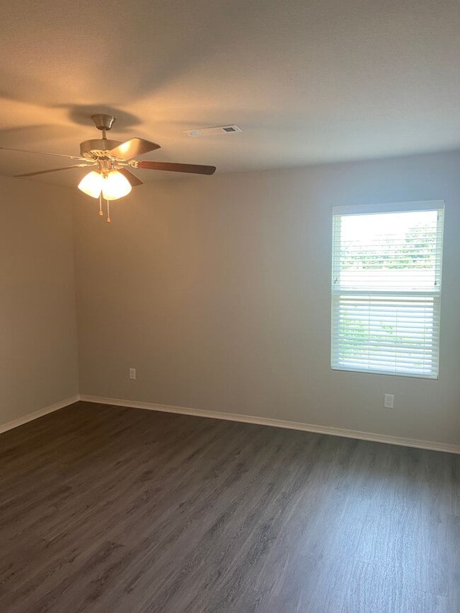 Building Photo - *Pre-leasing* Three Bedroom | Two Bath Hom...