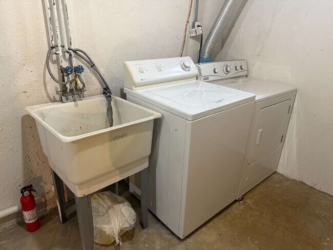 Building Photo - "2-Bed Condo Retreat in Clinton Township – Cozy Comfort Awaits!"