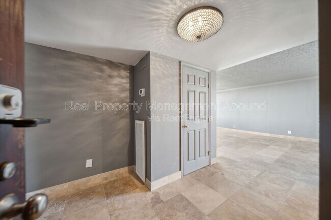 Building Photo - 410 W 7th St