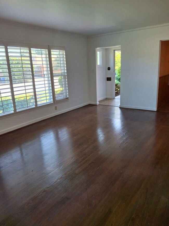 Building Photo - Showing Mon 8/18, Wed 8/20, and Fri 8/22 @...