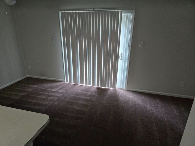 Building Photo - 3 bedroom, 1.5 bath townhome in Newark