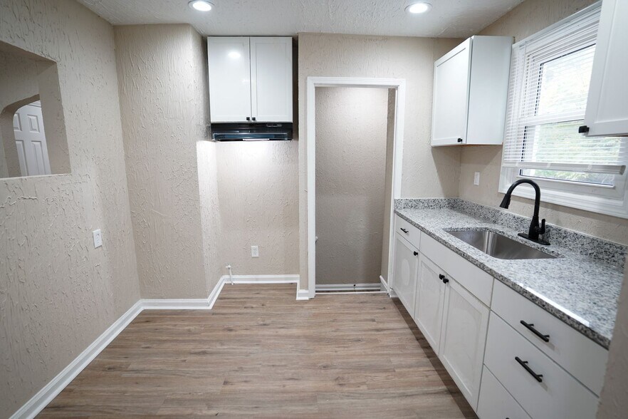 Building Photo - This beautifully updated 2-bedroom, 1-bath...