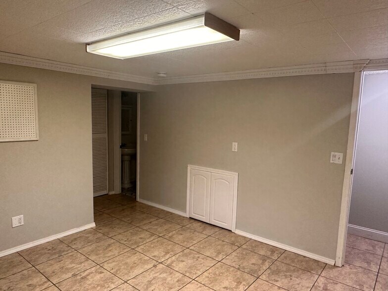 Building Photo - 5125 Singleton Dr