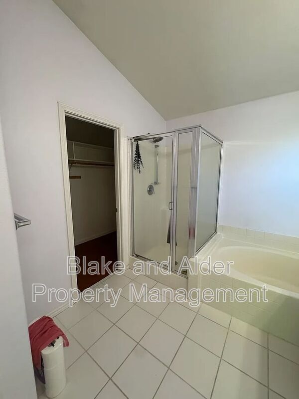 Building Photo - 1079 NE Creeksedge Dr