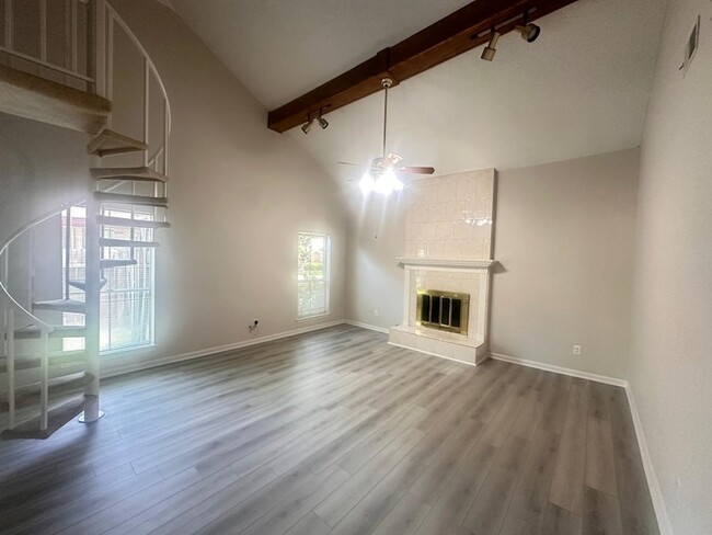 Building Photo - 219 Kings Ct