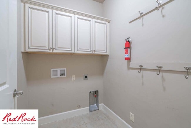 Building Photo - Spacious 4 Bedroom, 2.5 Bathroom Centrally...