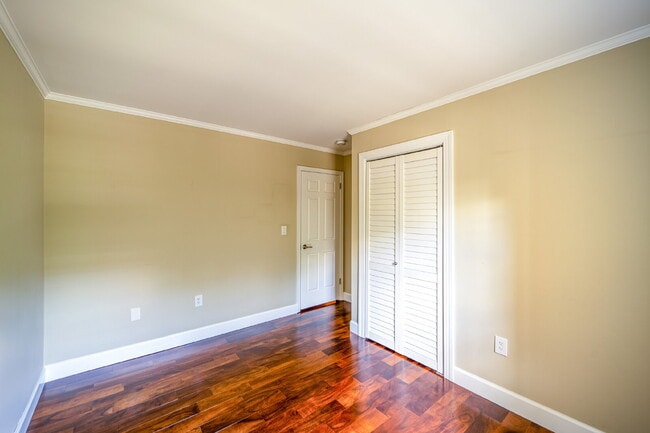 Building Photo - Charming End Townhouse in Prime North Old Town Location