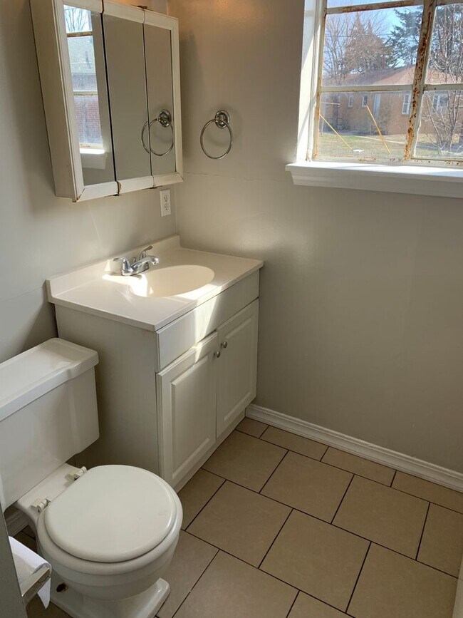 Building Photo - $525 - 1 bedroom/ 1 bathroom - Cozy fourplex