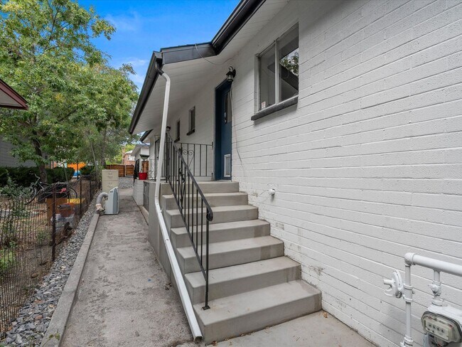 Building Photo - Move In Ready Midtown Dream Home