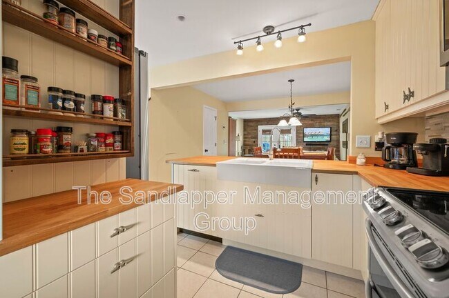 Building Photo - 246 Stefan Dr