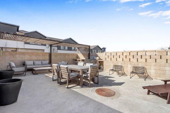 Building Photo - 2050 Lohmans Spur