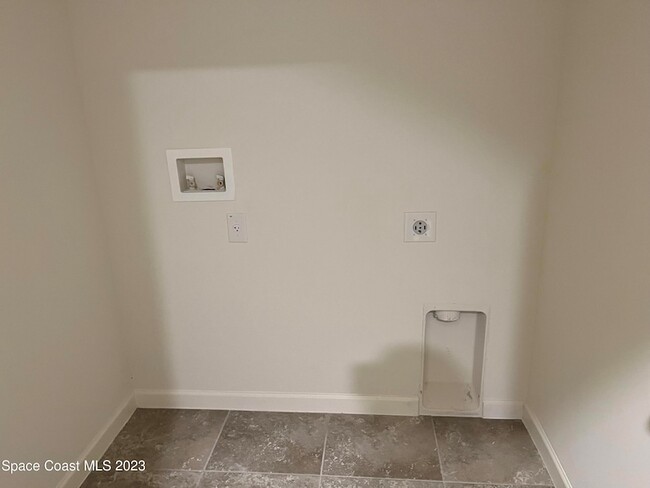 Building Photo - 388 Guinevere Dr SW