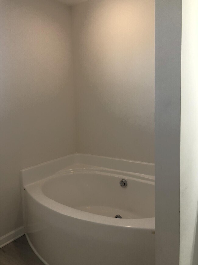 Building Photo - 502 Geranium St