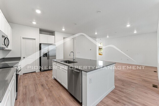 Building Photo - Charming Property with 2 Car Garage and Ce...