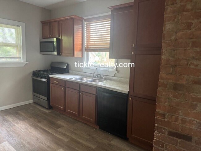 Building Photo - Large 4 Bedroom 2 Bath Single Family Home!...