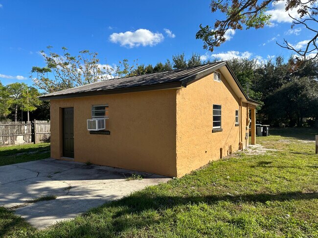 Building Photo - 517 Poinsettia Rd