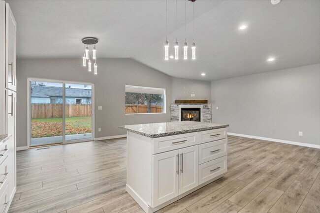 Building Photo - Gorgeous Three Bedroom/Two Bathroom