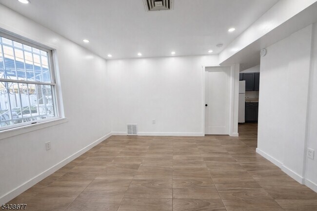 Building Photo - 87 Merseles St