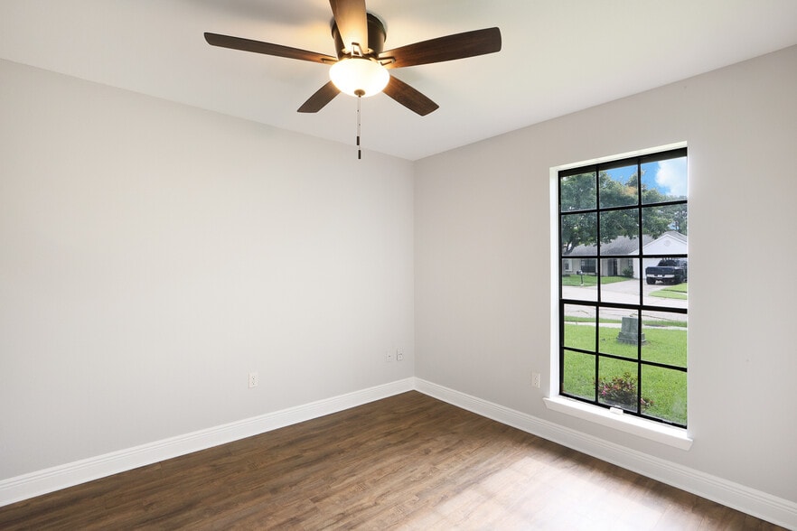 Bedroom 2 - 811 N Lake Verret Ct