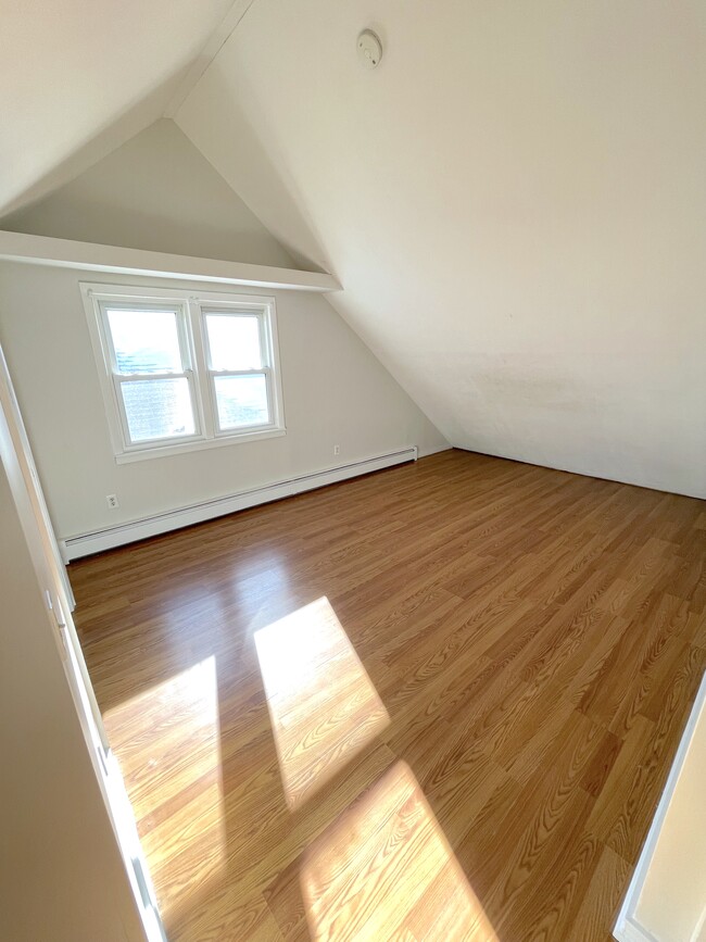 Bedroom 4 (2nd Floor) - 171 Beechwood Ave