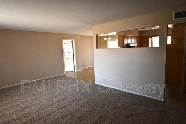 Building Photo - 5440 E Des Moines St