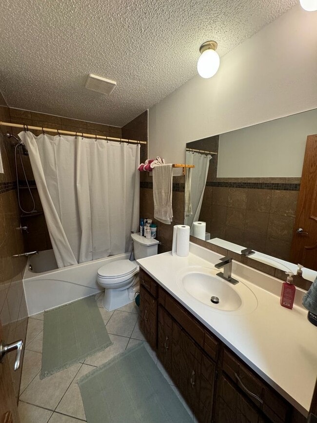 Building Photo - Gorgeous SFH with SS appliances, fenced ba...