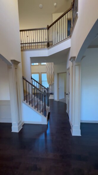 Building Photo - 4950 Belcrest Way