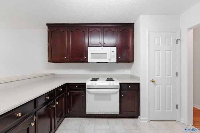 Building Photo - 210 Pebble Brook Dr