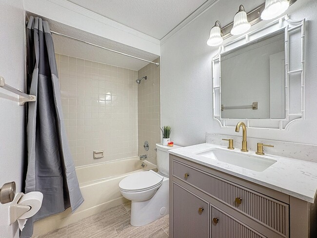 Building Photo - 2577 S Park Ave