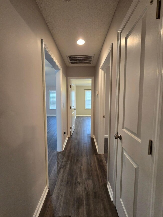 Building Photo - 810 Slidingrock Ln