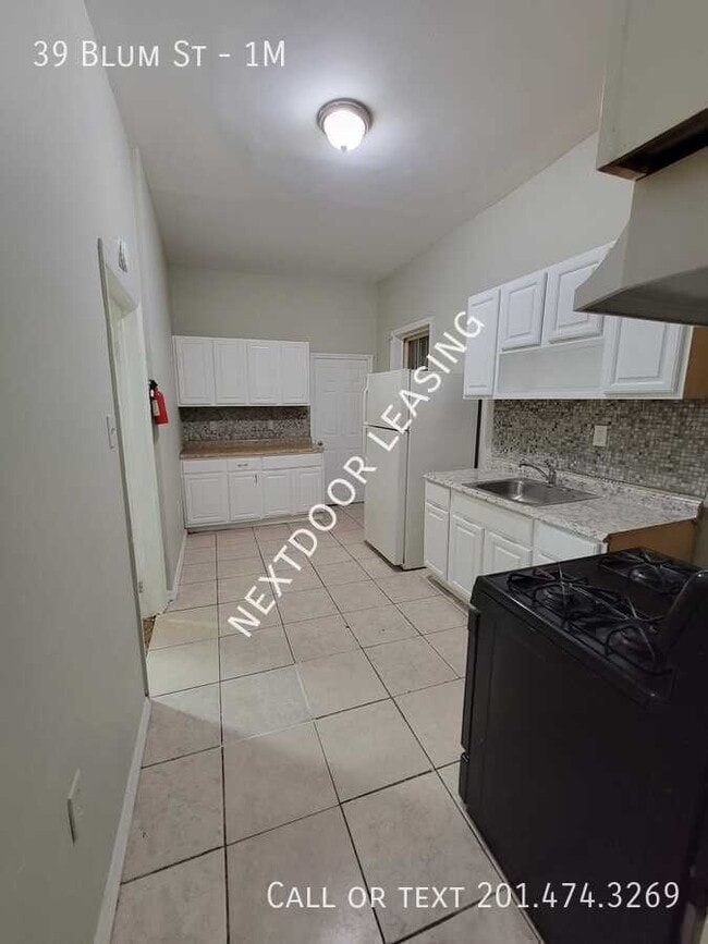 Building Photo - 39 Blum St