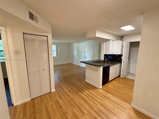 Building Photo - 1237 SW 46th Ave