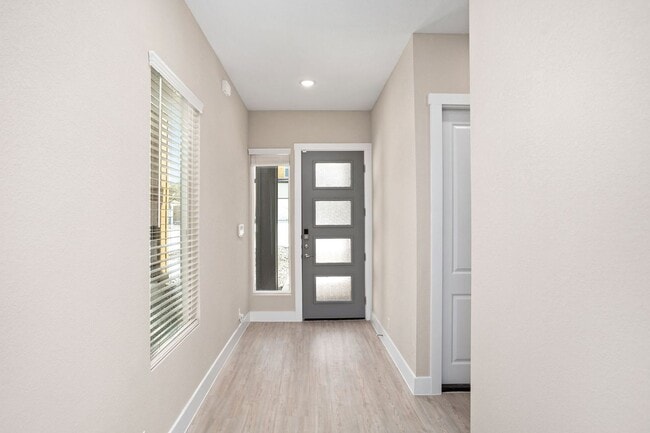Building Photo - Gorgeous Luxury Townhome