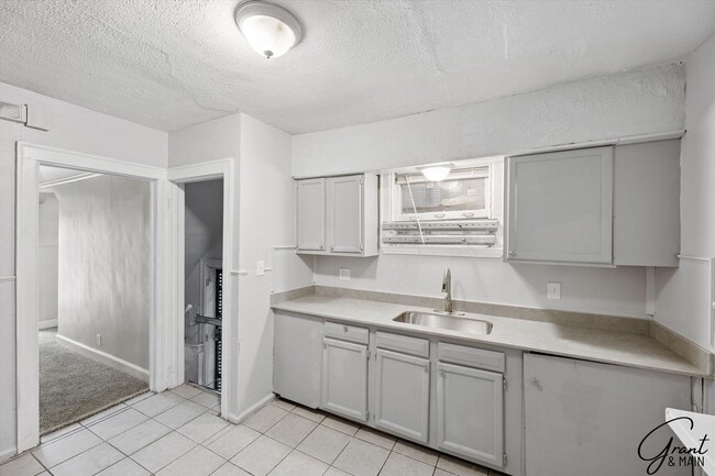 Building Photo - $1150 3 bedrooms