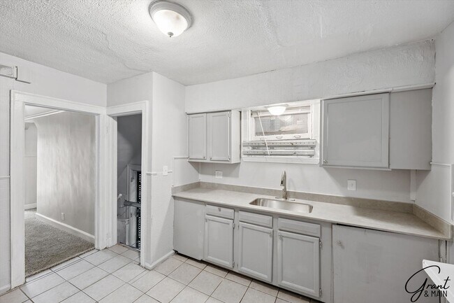 Building Photo - $1250 3 bedrooms