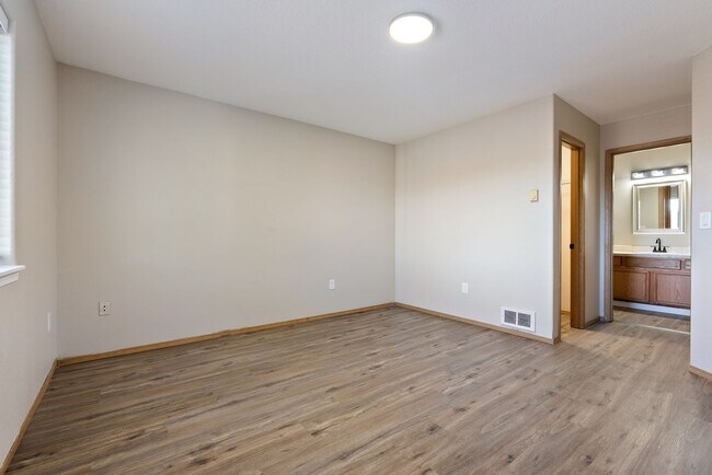 Building Photo - 4 Bed | 2.5 Bath Home with Garage, Yard & Modern Updates – SE Portland