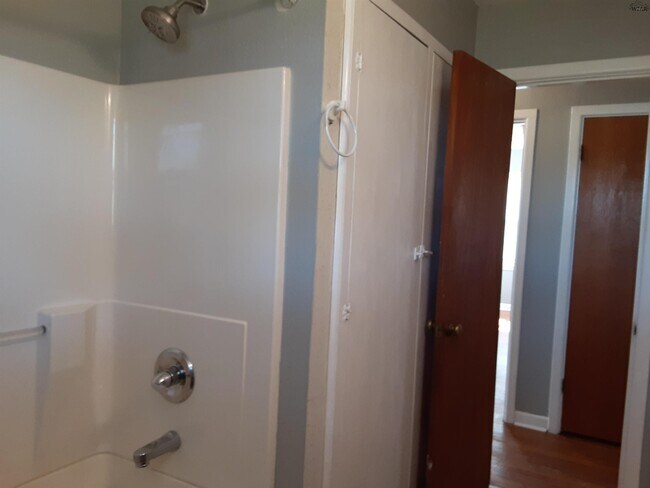 Building Photo - 1214 Glidewell Ave