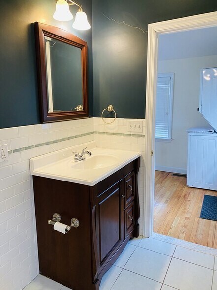 Building Photo - 554 Pleasant St