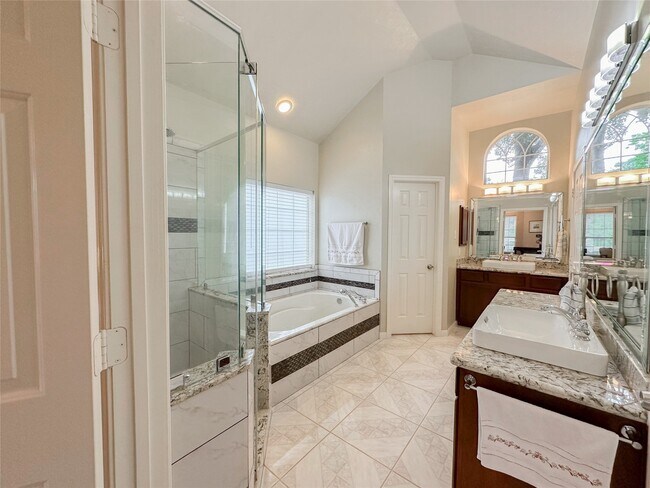 Building Photo - 9402 Brentwood Lakes Cir