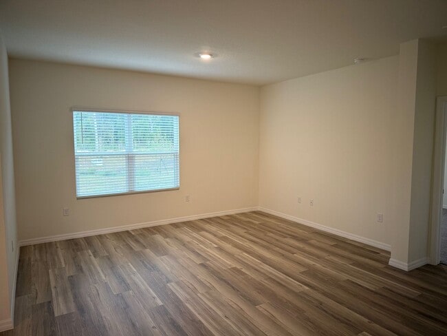 Building Photo - 4 Bedroom 2 Bath Close to Hospitals and Shopping