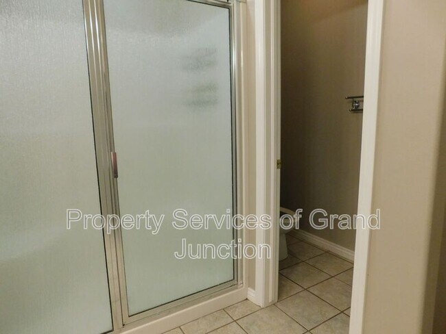 Building Photo - 733 Lakeview Ct