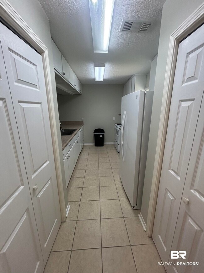 Building Photo - 9474 Villas Dr