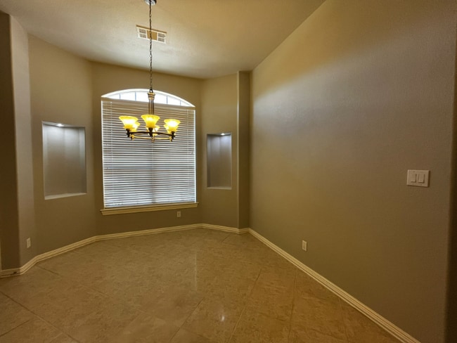 Building Photo - 1011 Drake Dr