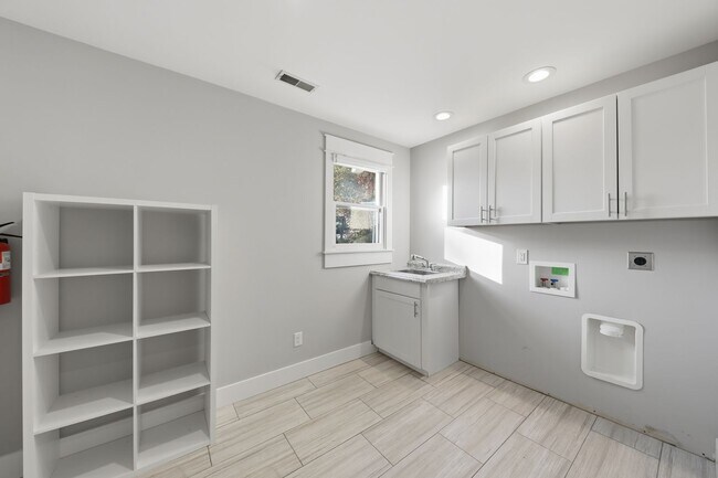 Building Photo - Large Ranch on Cul-de-sac