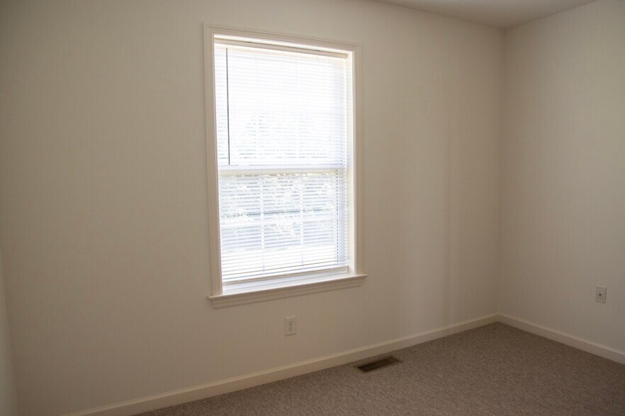 Building Photo - 635 Winding Ln