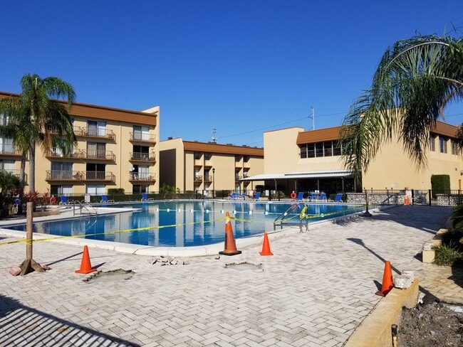 Building Photo - Tampa Racquet Club!