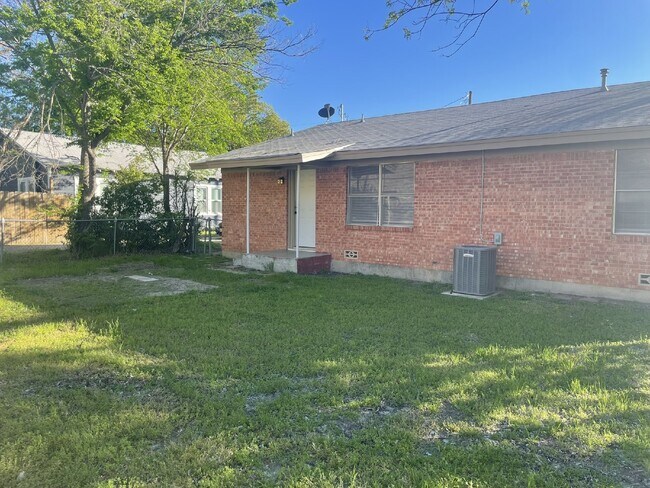 Building Photo - Two bedroom 1 bath next to campus!