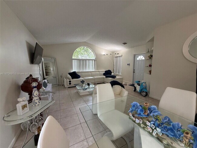 Building Photo - 14560 SW 124th Pl