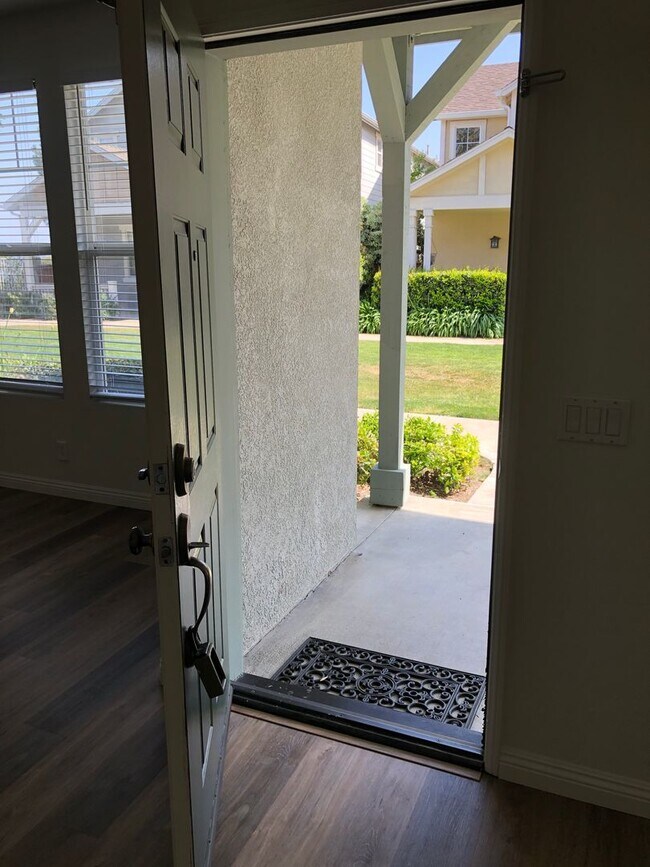 Building Photo - CHARMING 3 BR/2.5 BATH  " TWELVE PICKET LA...