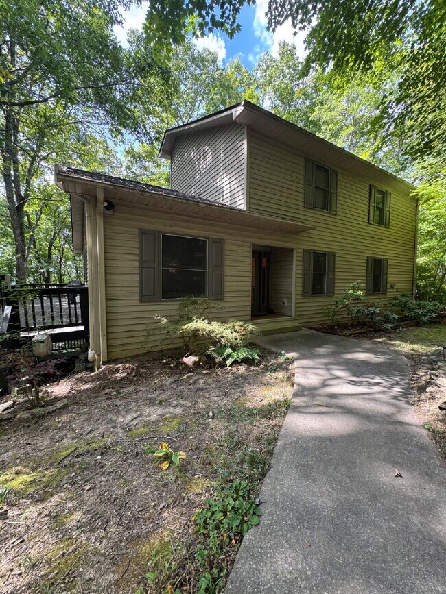Building Photo - Fairview home 5 bedroom 3 1/2 bathroom home